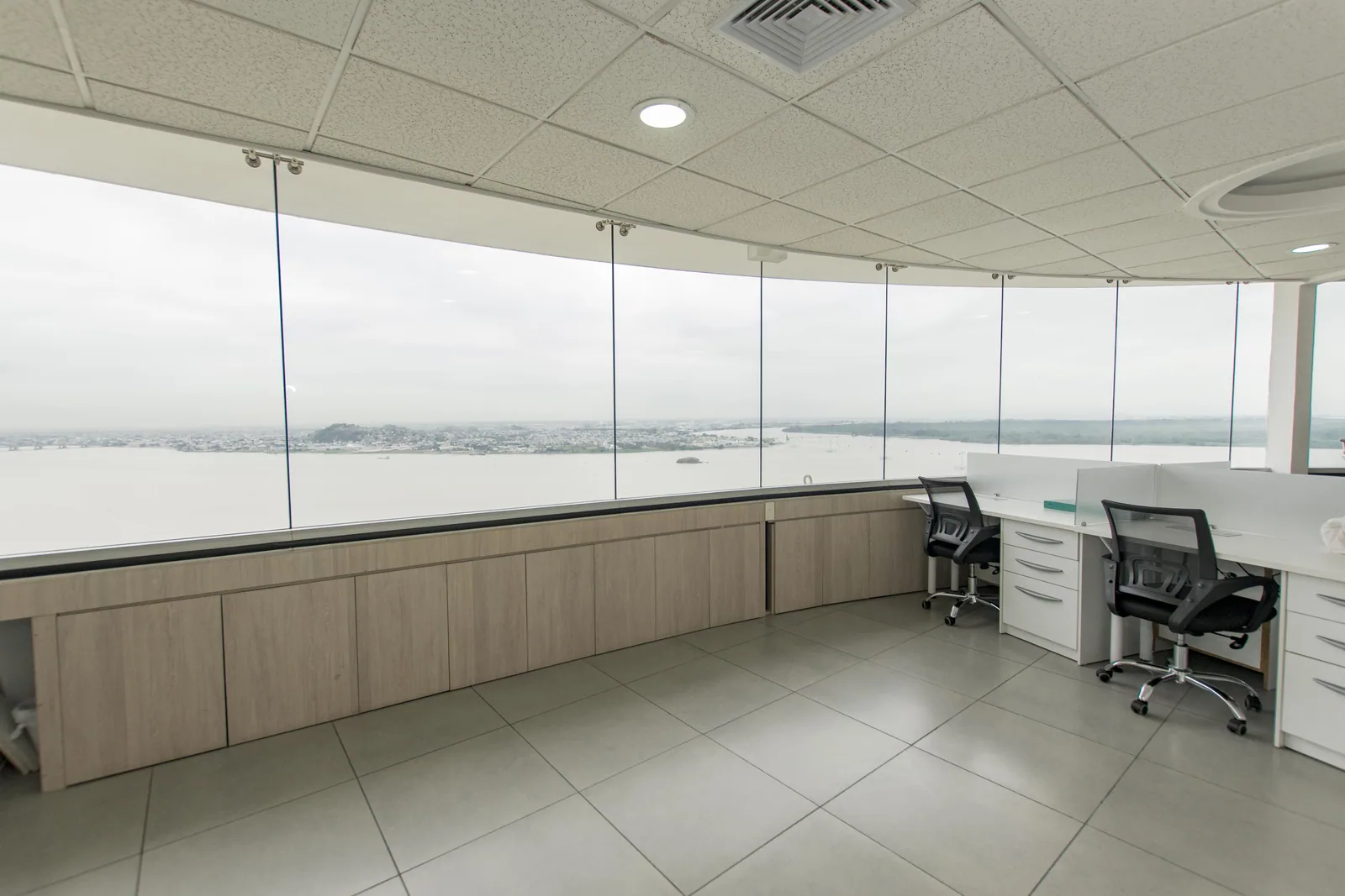 Oficina en venta ubicada en el Edificio The Point, Puerto Santa Ana – Foto 4