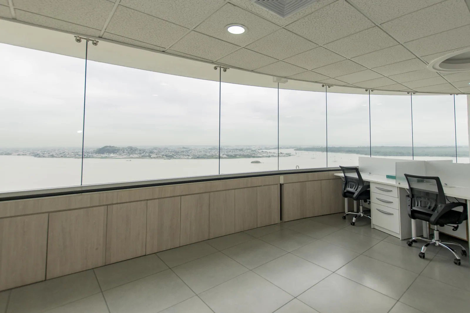Oficina en venta ubicada en el Edificio The Point, Puerto Santa Ana – Foto 5