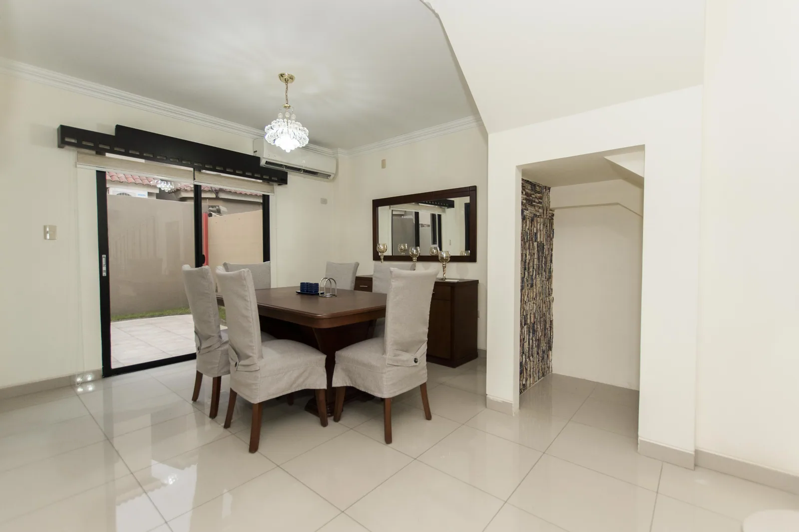 Casa amoblada en alquiler ubicada en Urbanización La Romareda – Foto 3