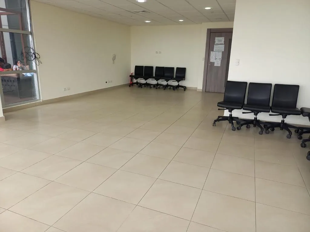 Oficina en alquiler ubicada en el Edificio Sky Building, Norte de Guayaquil – Foto 1