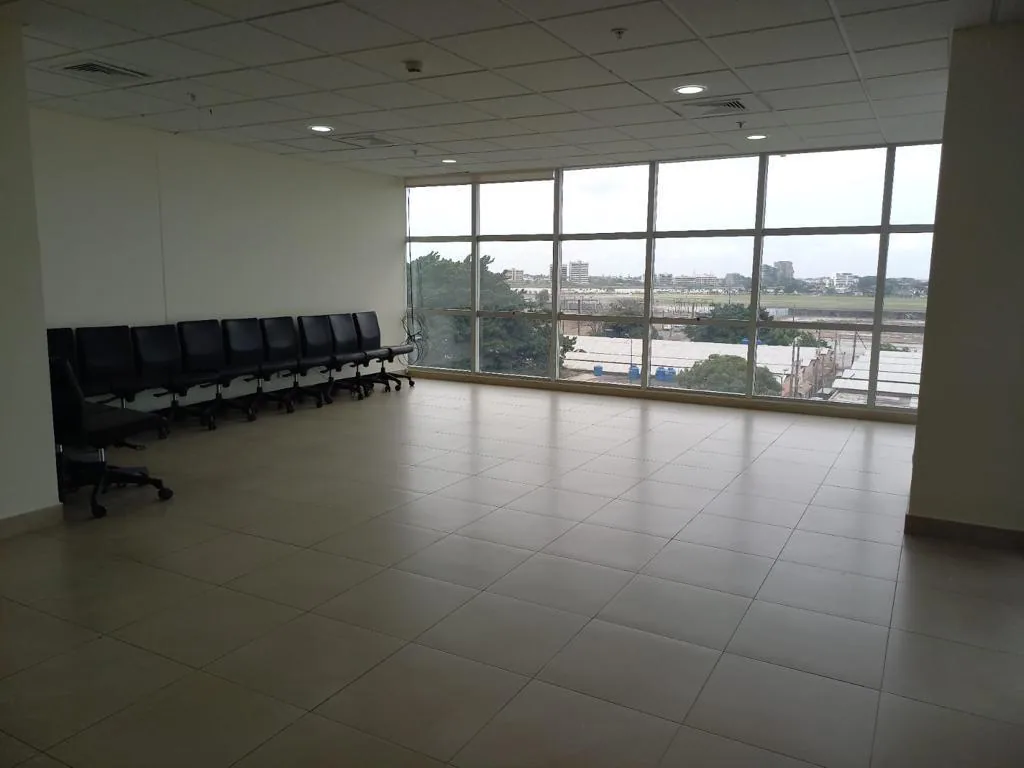 Oficina en alquiler ubicada en el Edificio Sky Building, Norte de Guayaquil – Foto 2