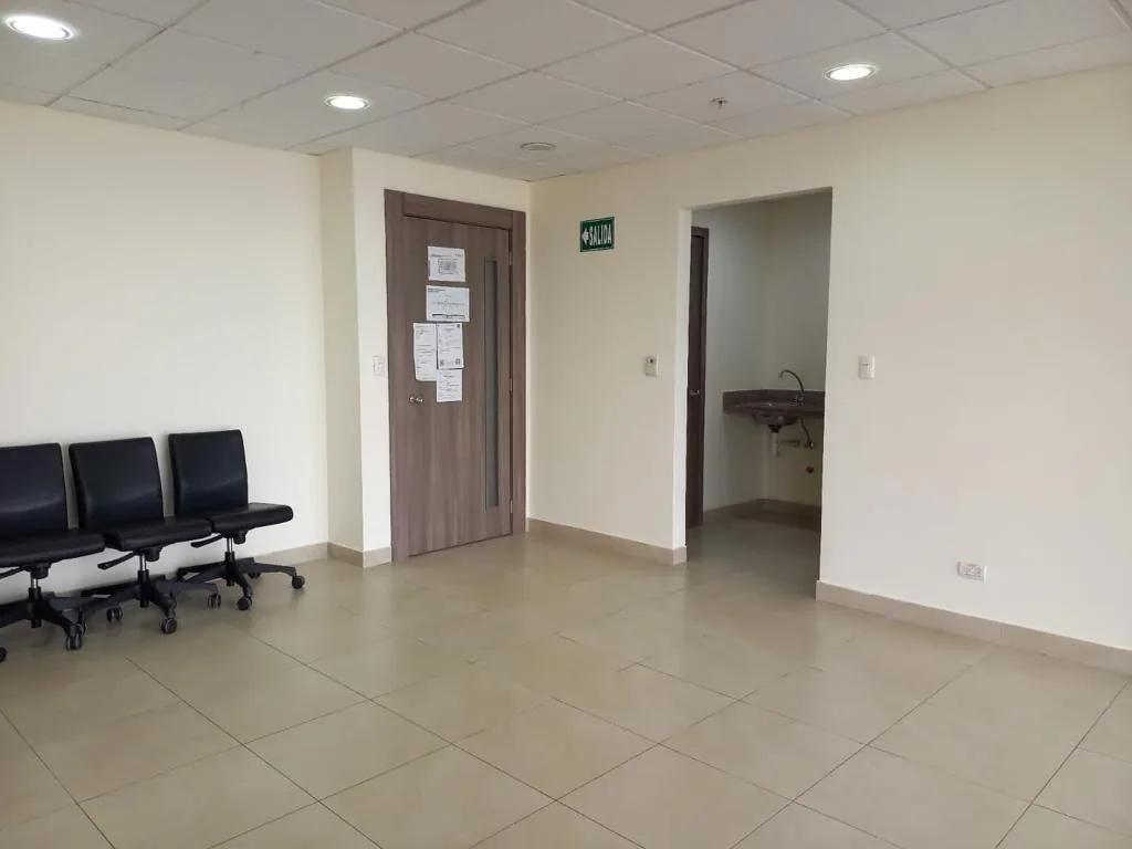 Oficina en alquiler ubicada en el Edificio Sky Building, Norte de Guayaquil – Foto 3