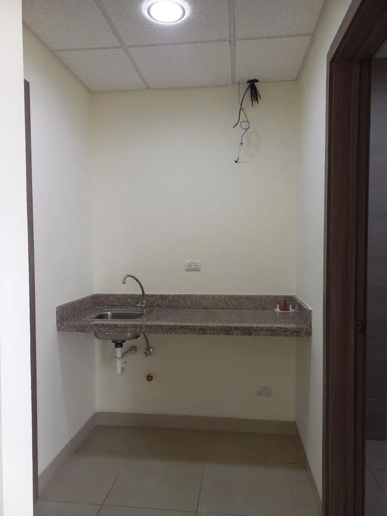 Oficina en alquiler ubicada en el Edificio Sky Building, Norte de Guayaquil – Foto 4