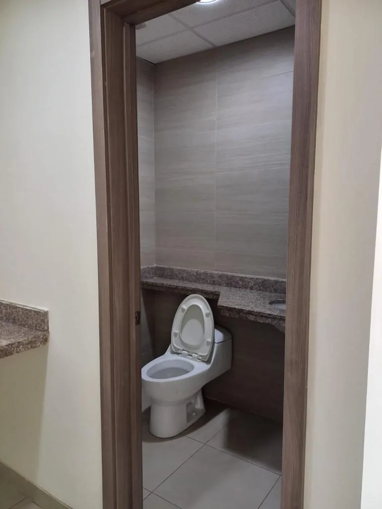 Oficina en alquiler ubicada en el Edificio Sky Building, Norte de Guayaquil – Foto 5