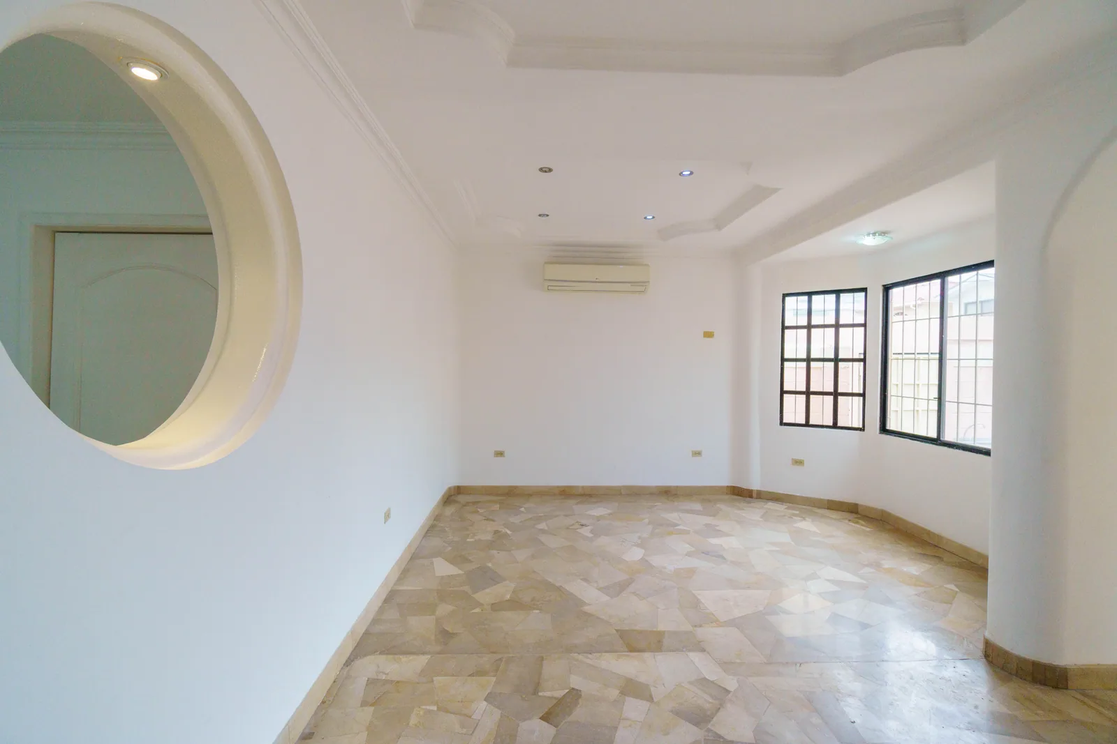 Departamento en venta ubicada en la Urbanización Puerto Azul, Vía a la Costa