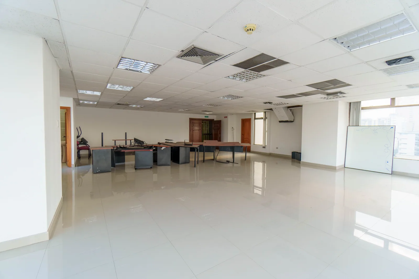 Oficina en alquiler ubicado en Edificio Induauto, Centro de Guayaquil – Foto 4