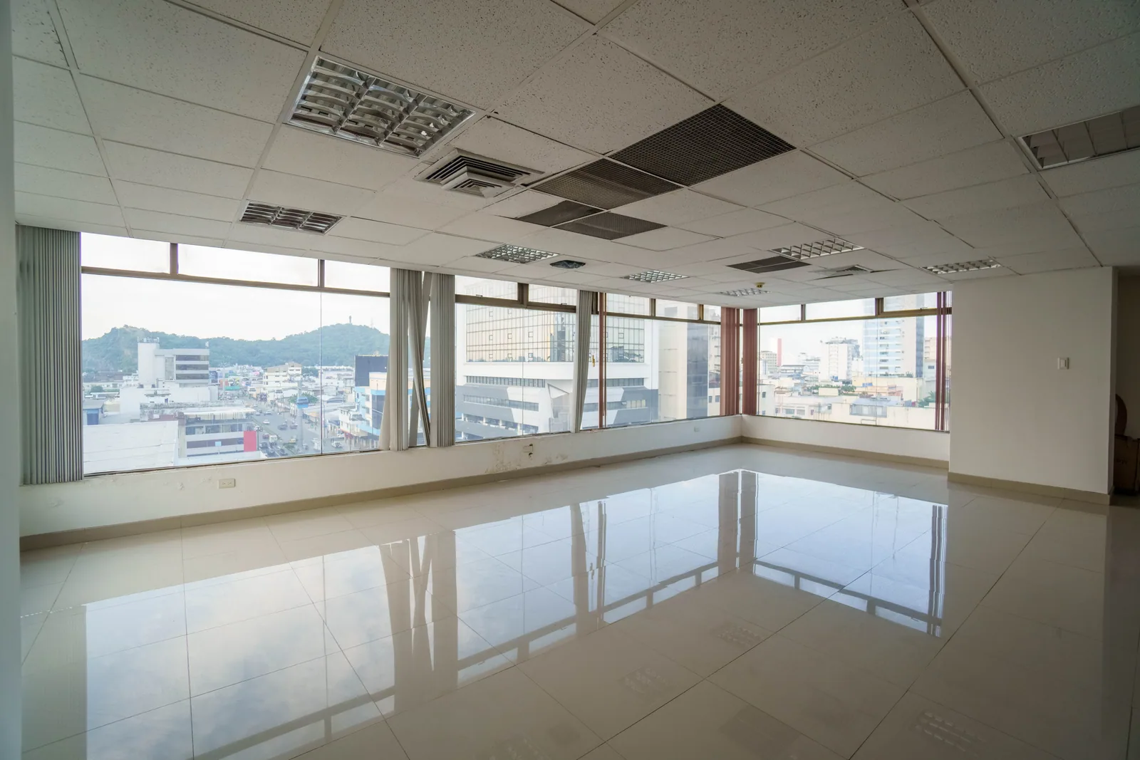 Oficina en venta ubicado en Edificio Induauto, Centro de Guayaquil – Foto 2