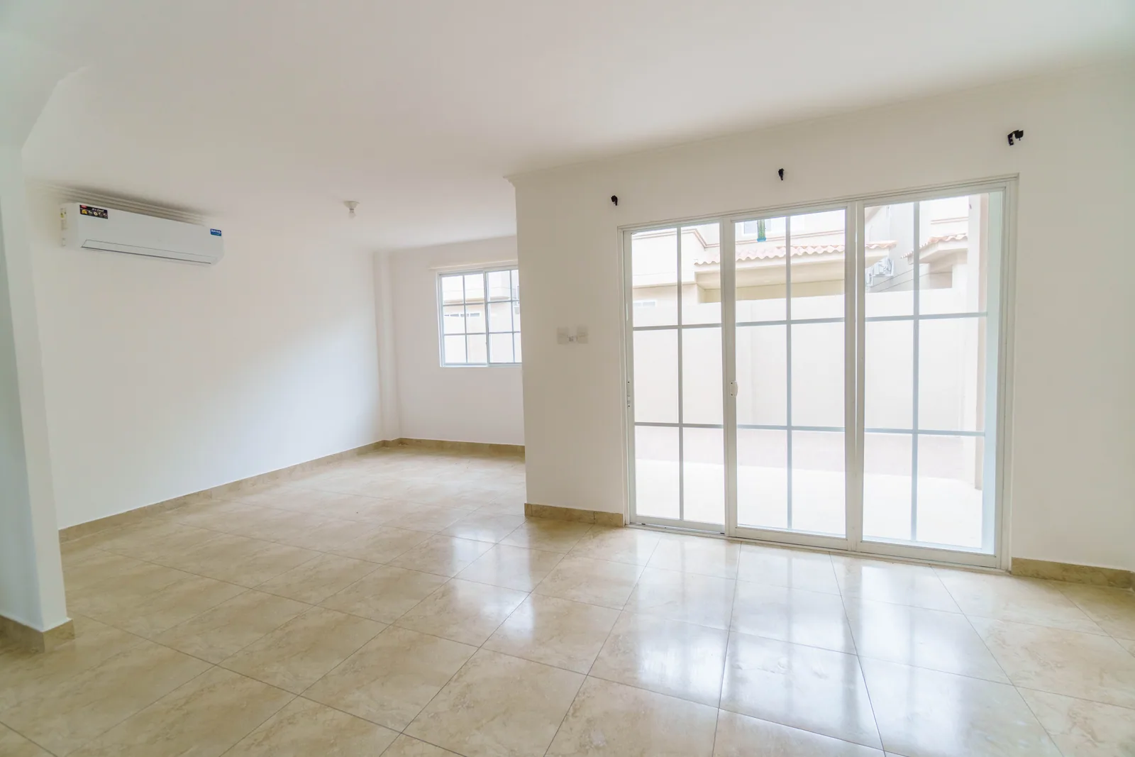 Casa en alquiler ubicada en Casa Laguna, Av. Febres Cordero.