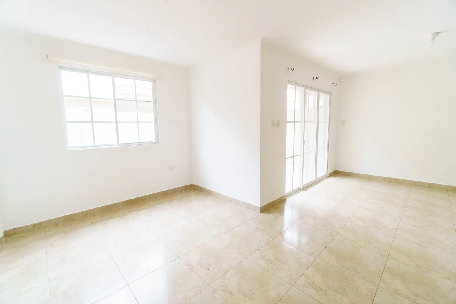 Casa en alquiler ubicada en Casa Laguna, Av. Febres Cordero. – Foto 2