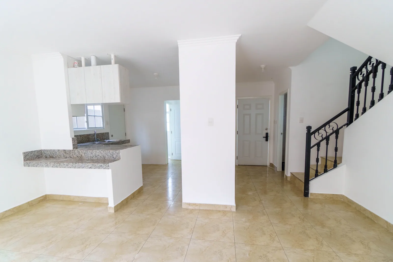 Casa en alquiler ubicada en Casa Laguna, Av. Febres Cordero. – Foto 3