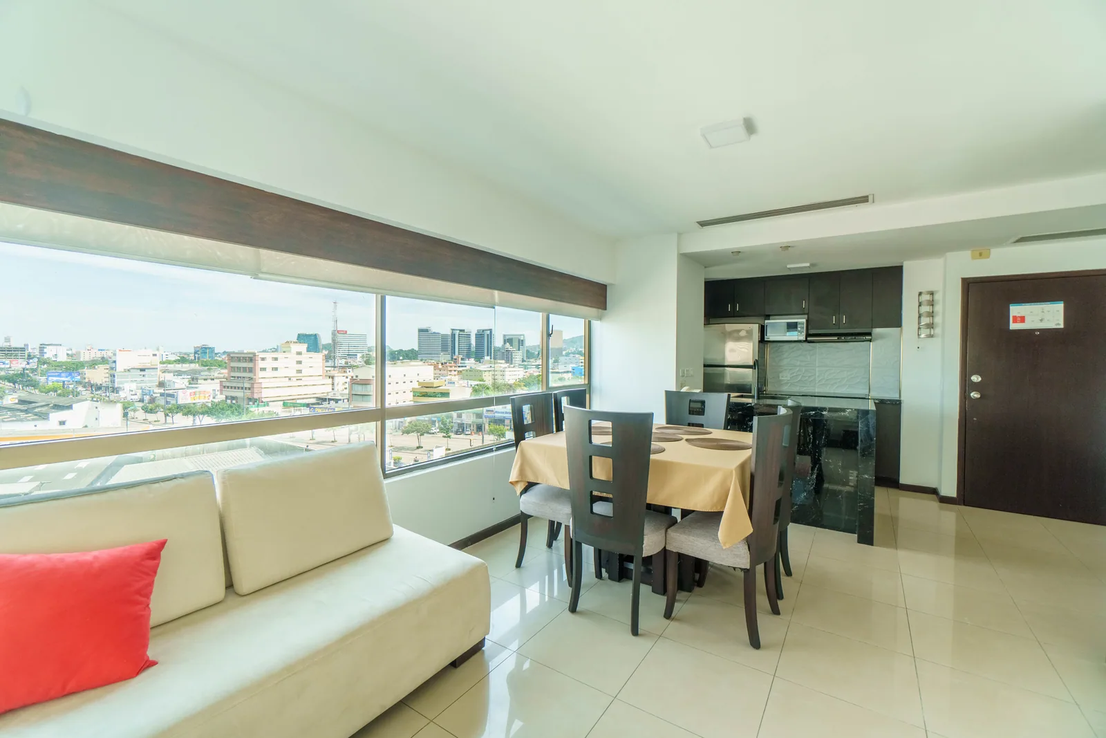 Departamento en venta amoblado ubicado en Torre del Sol II, Norte de Guayaquil – Foto 2