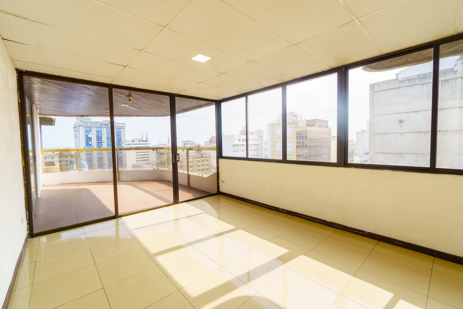 Departamento en alquiler ubicado en Edificio 300, Centro de Guayaquil. – Foto 4