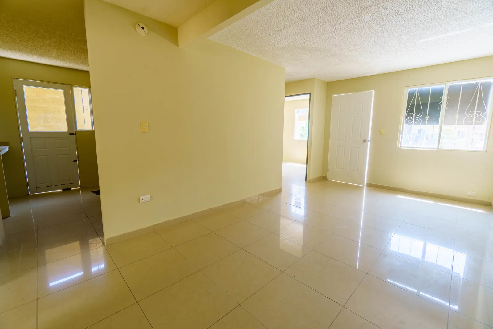 Casa en alquiler ubicada en Villas del Rey Etapa Felipe, Vía Daule – Foto 2