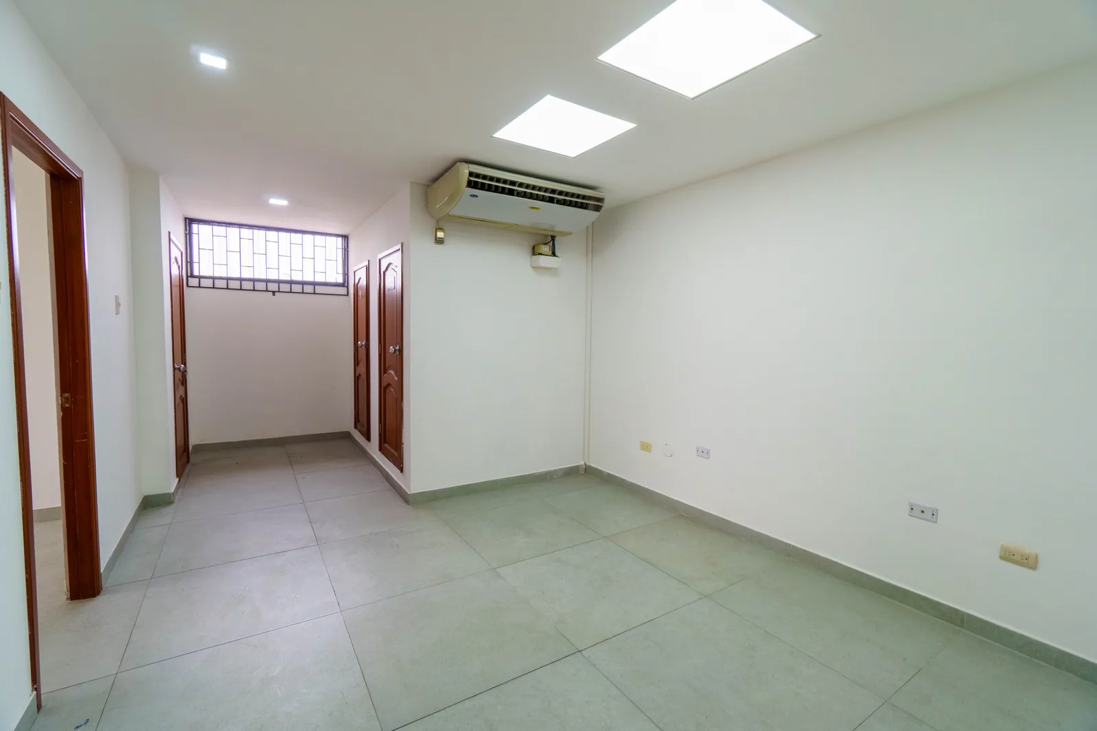 Oficina en venta, Av Las Américas, Edificio de Oficinas El Bucanero – Foto 2