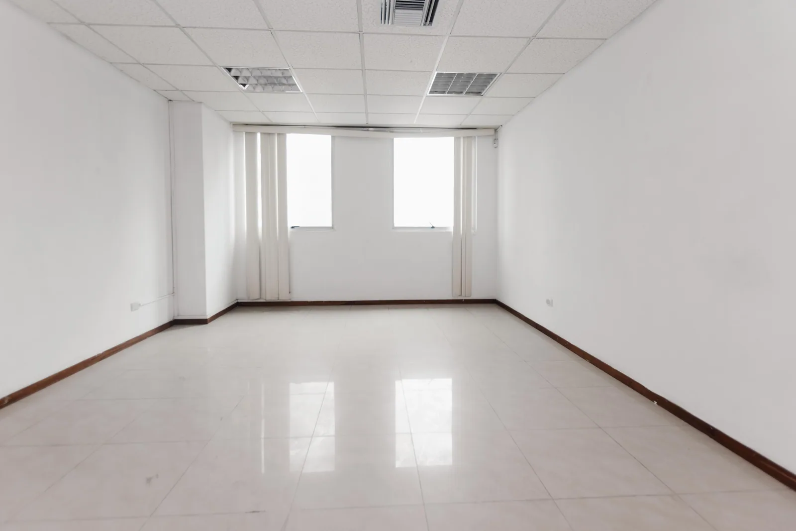 Oficina en venta Trade Building, Ciudad del Sol, Cdla. Simon Bolivar – Foto 1