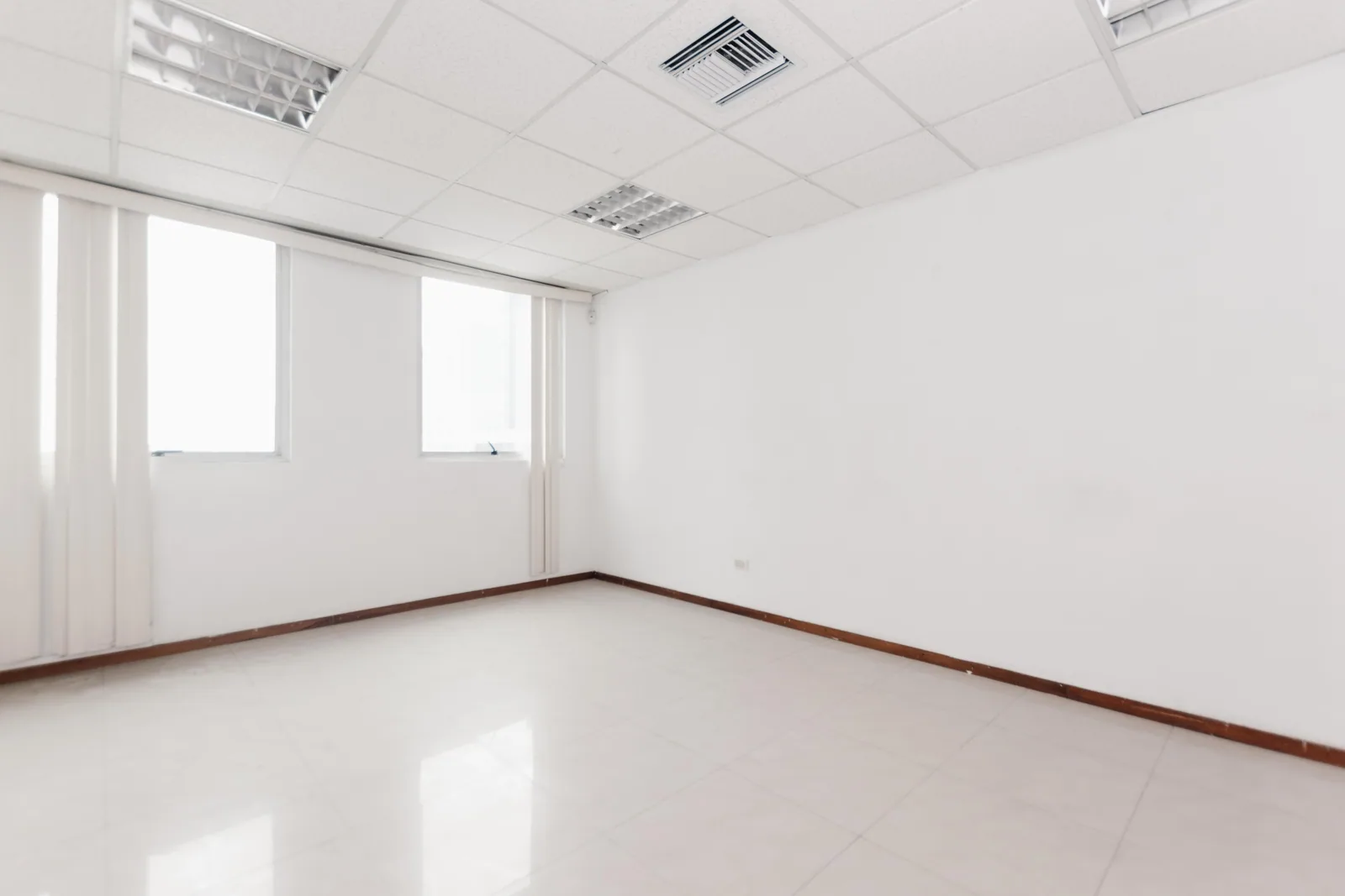 Oficina en venta Trade Building, Ciudad del Sol, Cdla. Simon Bolivar – Foto 3