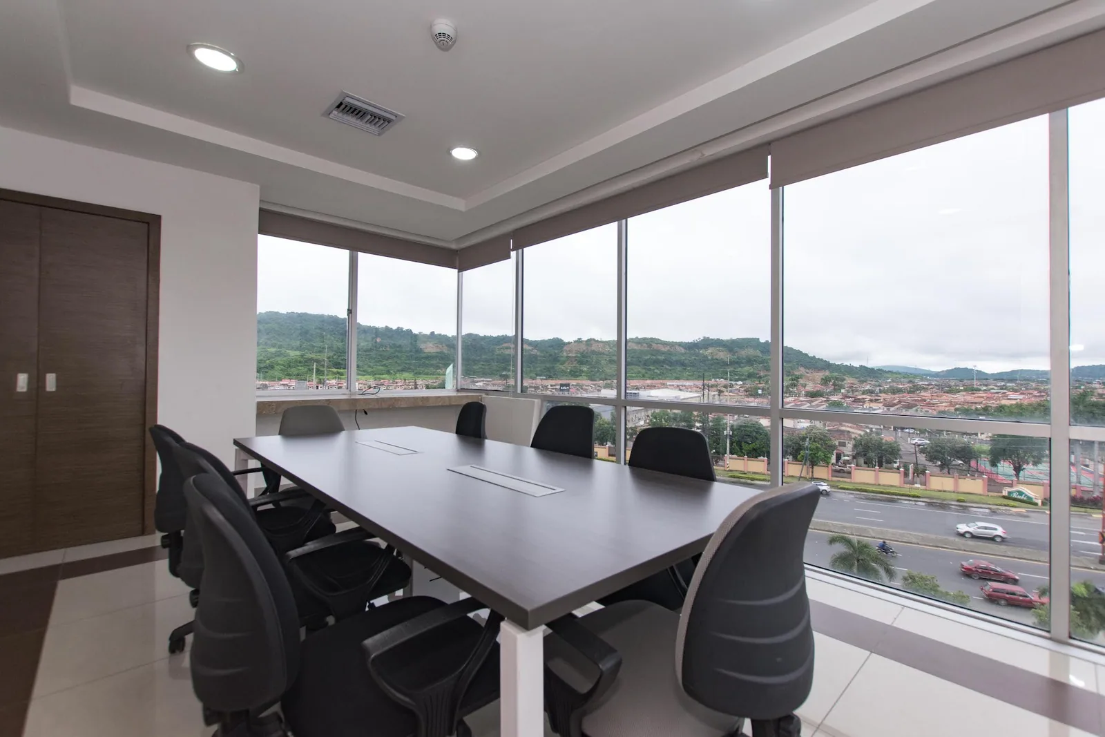 Oficina en venta en Centro Empresarial River Plaza, av. Leon Febres Cordero, vía Aurora – Foto 2