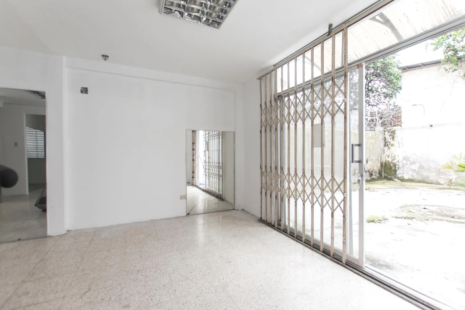 Propiedad comercial, oficinas, consultorios, Urdesa Central, calle Circunvalacion sur y costanera – Foto 1