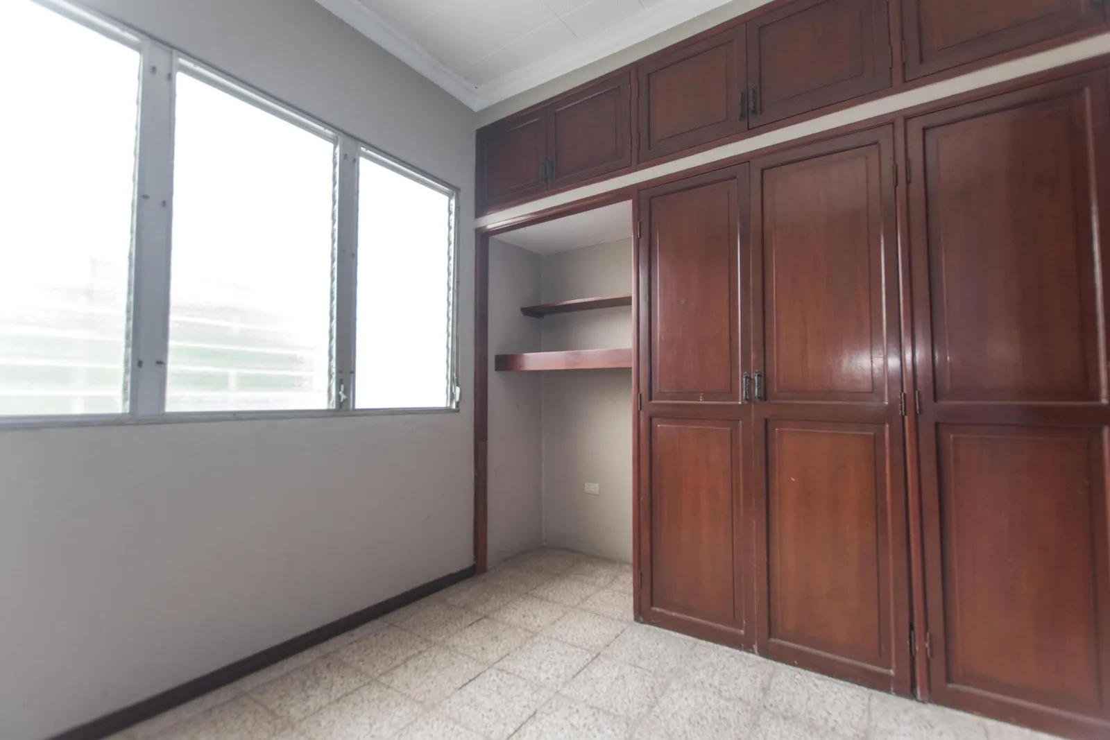 Propiedad comercial, oficinas, consultorios, Urdesa Central, calle Circunvalacion sur y costanera – Foto 4