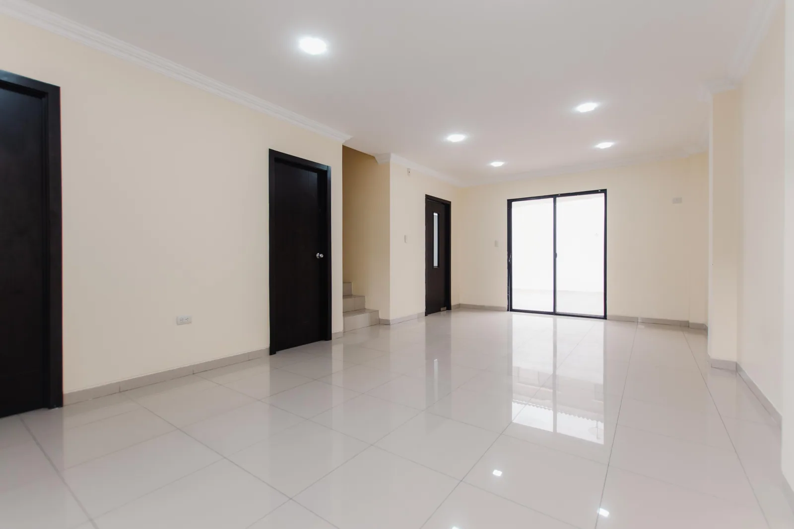 Casa en alquiler ubicada en Urbanización La Romareda, av. Narcisa de Jesús – Foto 1