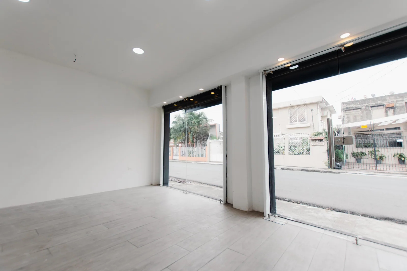 Local comercial en alquiler, Urdesa Central, calle Balsamos y Guayacanes – Foto 2