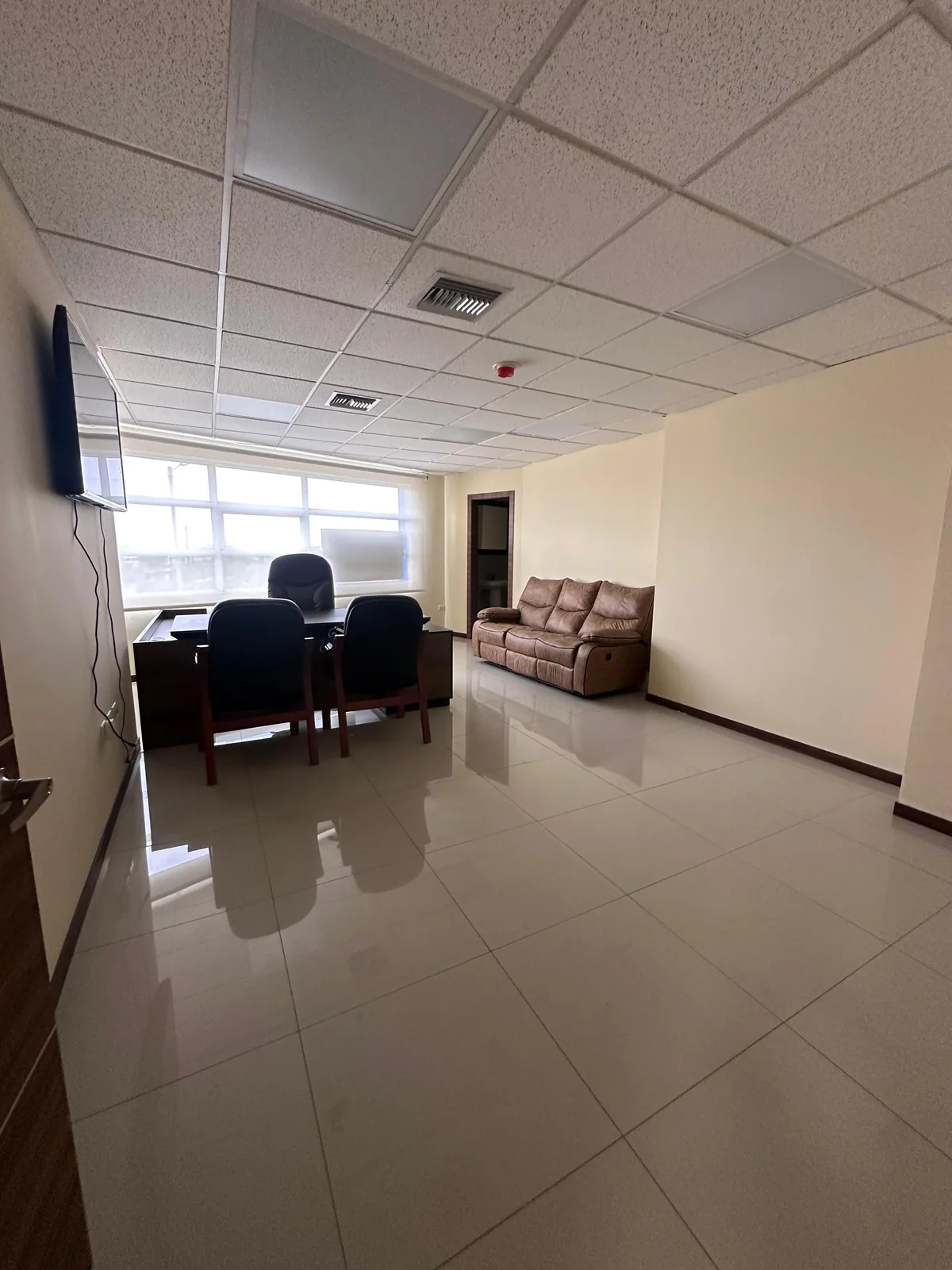 Oficina en alquiler en Business Plaza, frente a Mall del Sol, Guayaquil – Foto 1