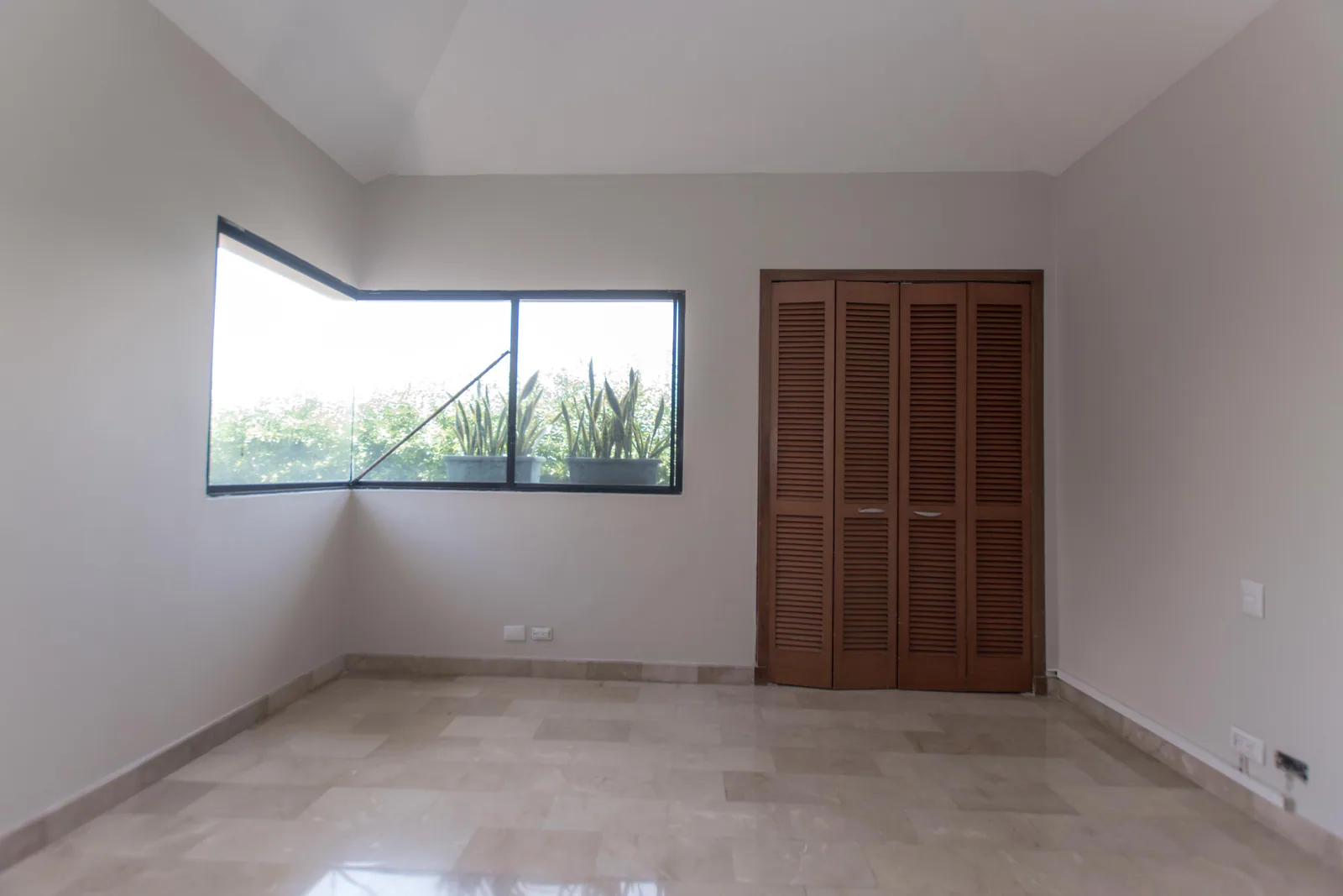 Casa en alquiler remodelada en la Urb. Villanueva, Km 1, Vía Samborondón – Foto 1