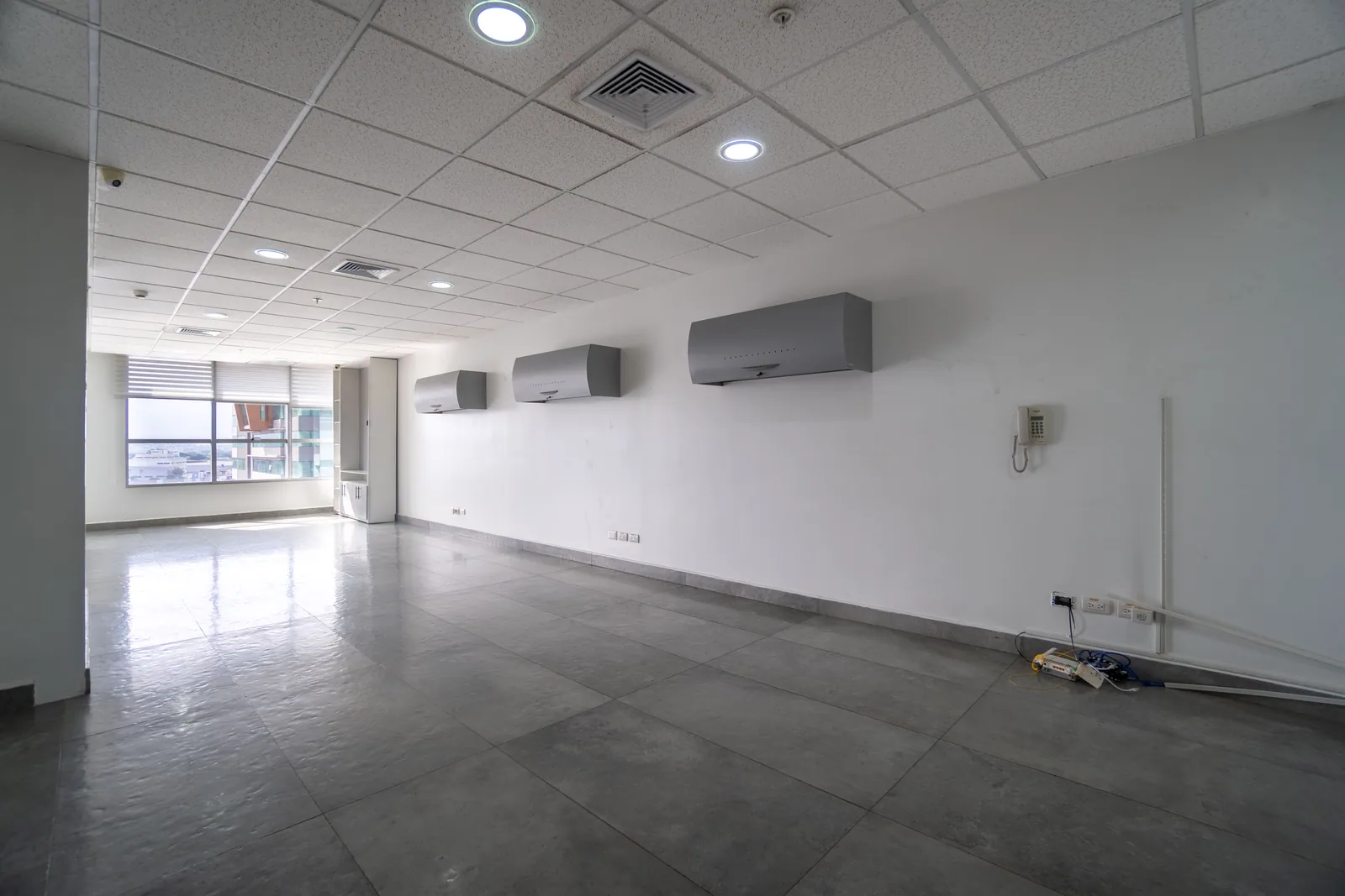 Oficina en venta en Edificio Sky Building junto al aeropuerto, Guayaquil – Foto 1