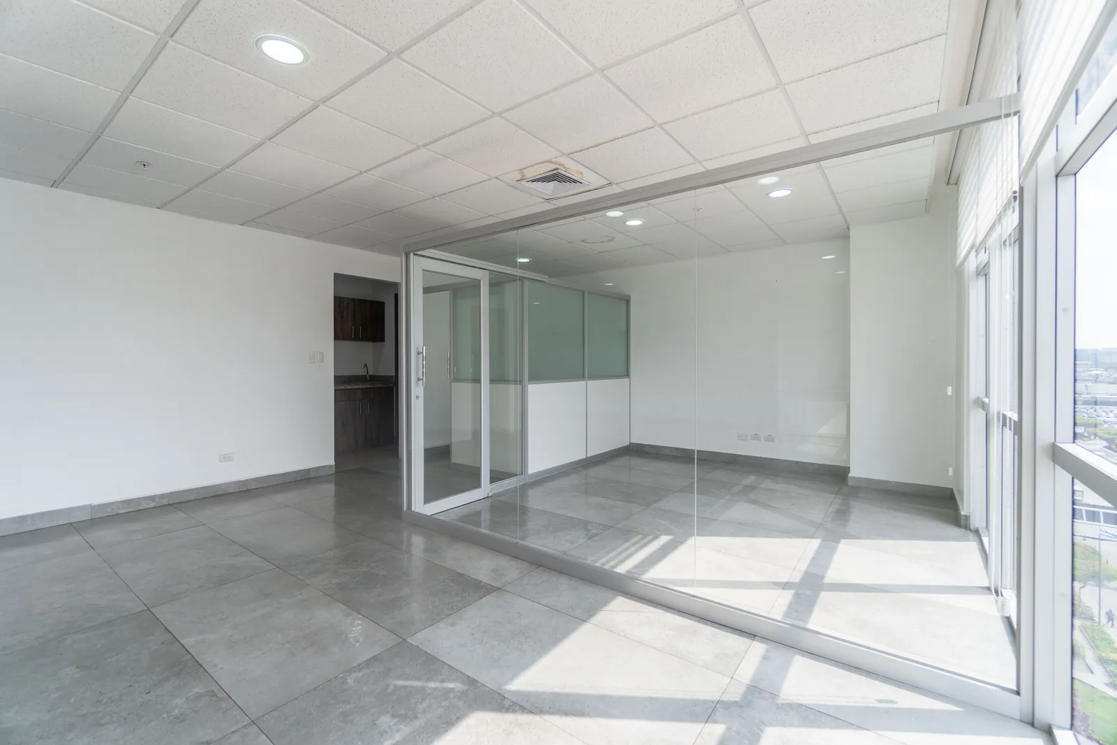 Oficina en venta en Edificio Sky Building junto al aeropuerto, Guayaquil – Foto 5