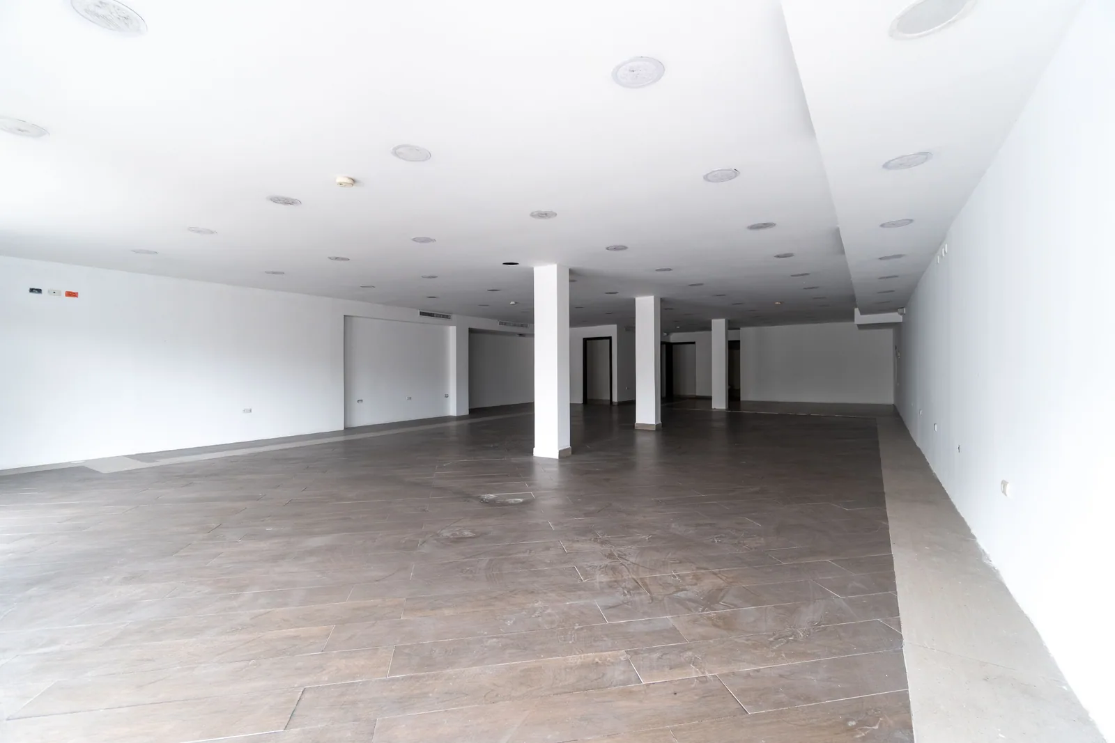 Local comercial en alquiler sobre la Av. San Jorge, Kennedy, Guayaquil – Foto 1