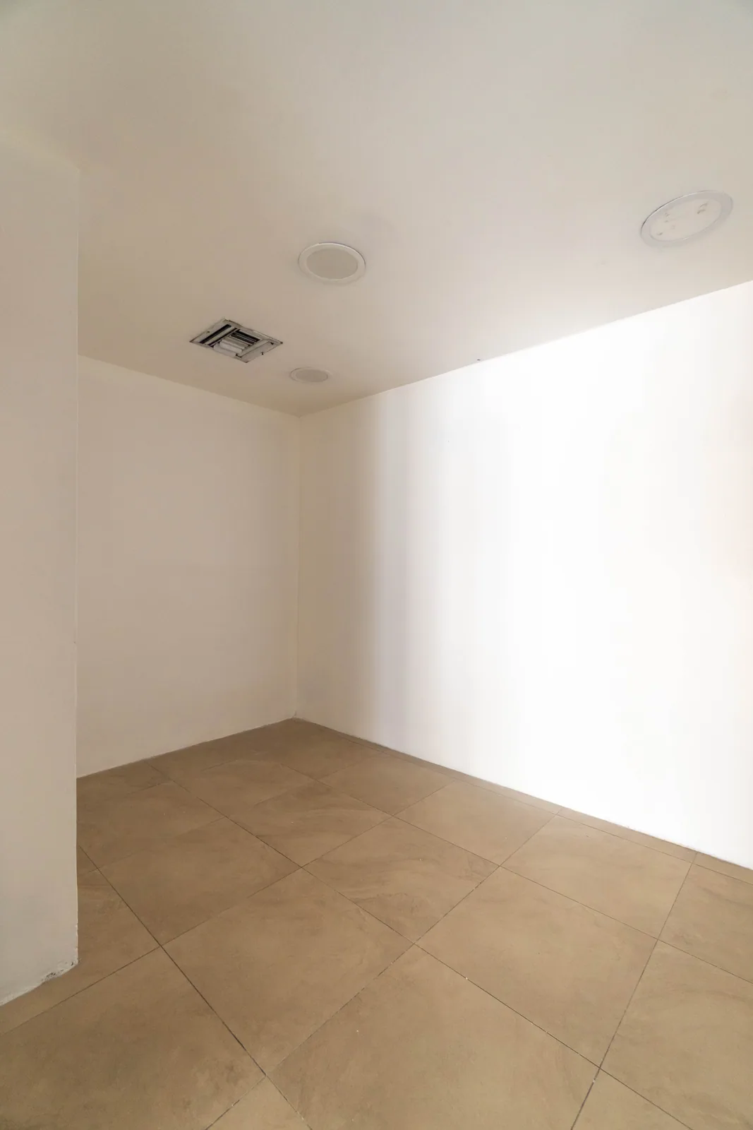 Local comercial en alquiler sobre la Av. San Jorge, Kennedy, Guayaquil – Foto 4
