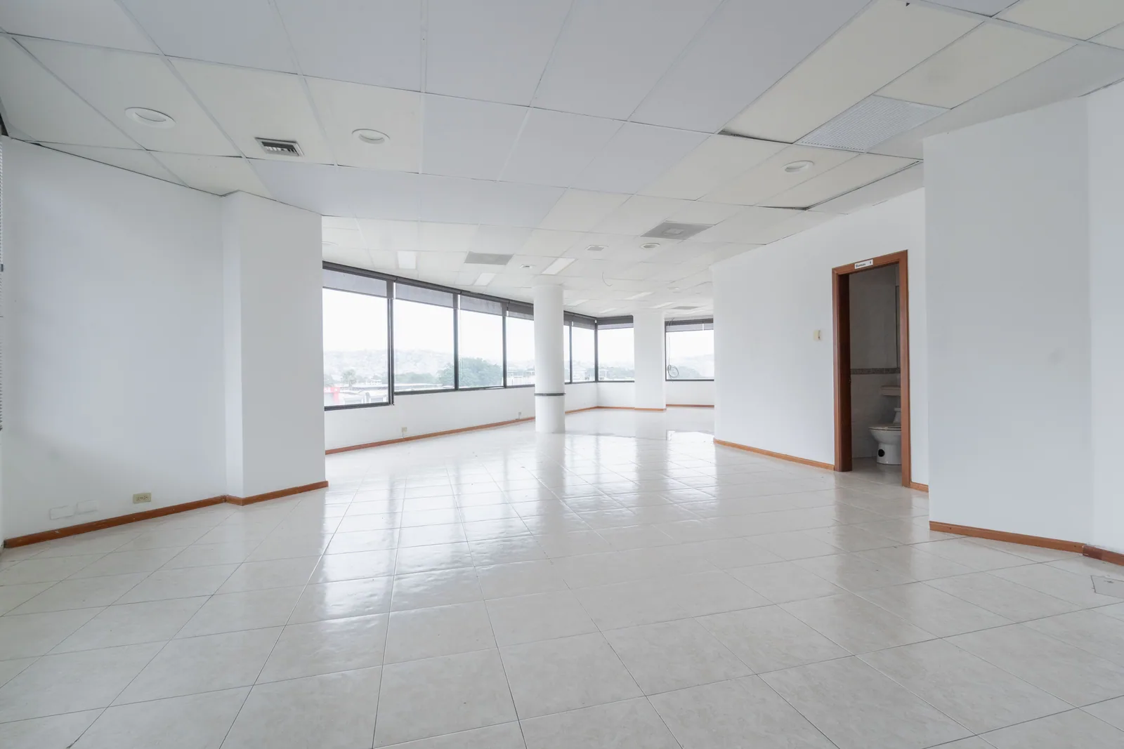 Oficina corporativa en alquiler en Edificio Classic, Albán Borja, Guayaquil