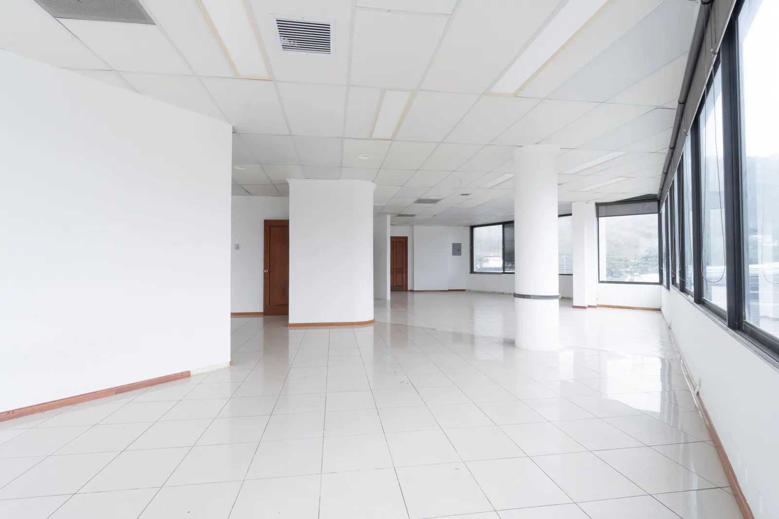 Oficina corporativa en alquiler en Edificio Classic, Albán Borja, Guayaquil – Foto 2