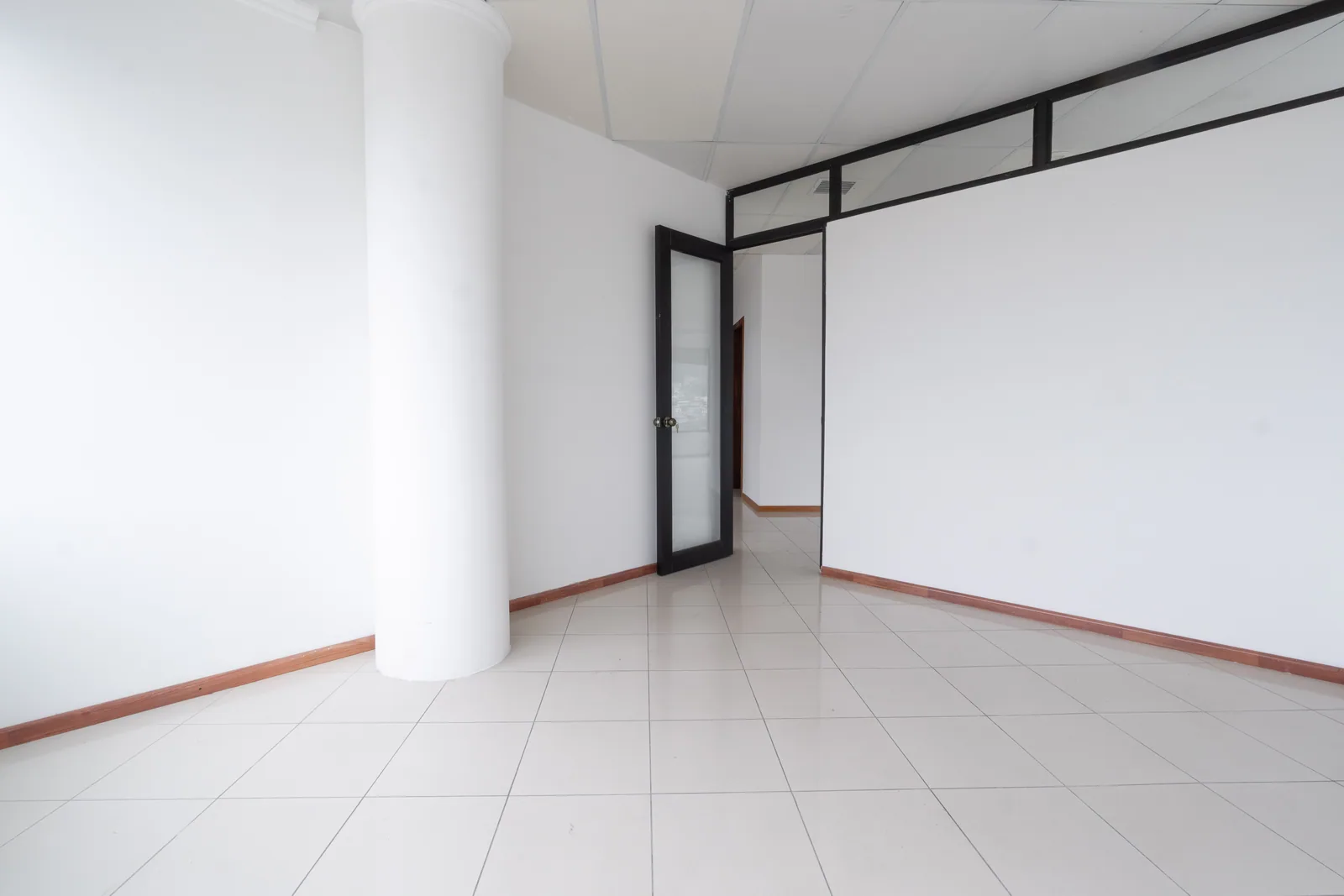 Oficina corporativa en alquiler en Edificio Classic, Albán Borja, Guayaquil – Foto 3