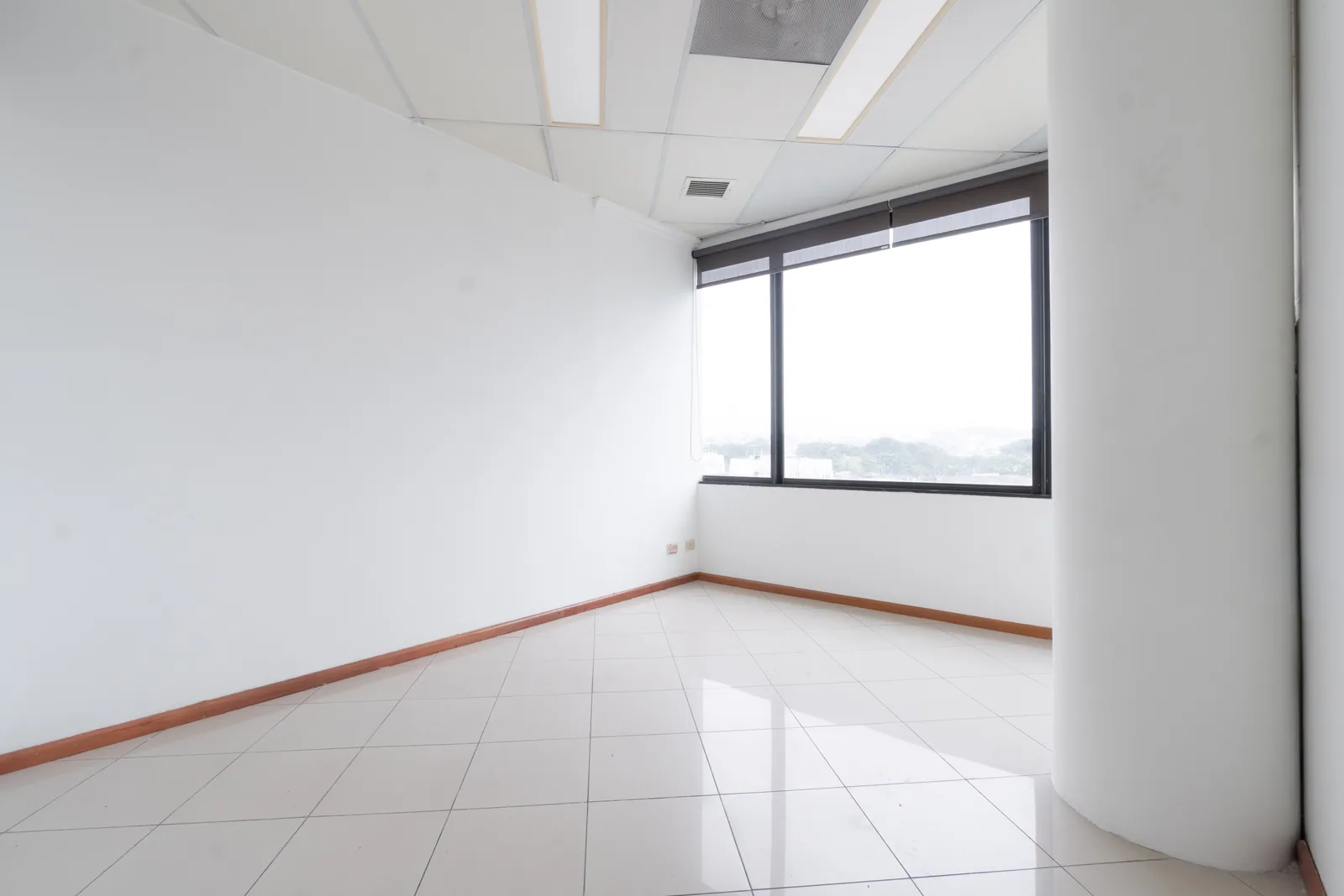 Oficina corporativa en alquiler en Edificio Classic, Albán Borja, Guayaquil – Foto 4