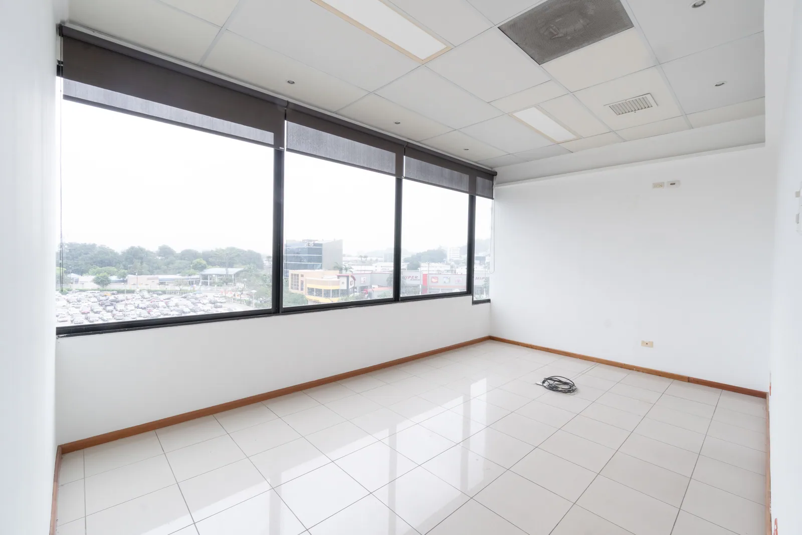 Oficina corporativa en alquiler en Edificio Classic, Albán Borja, Guayaquil – Foto 5
