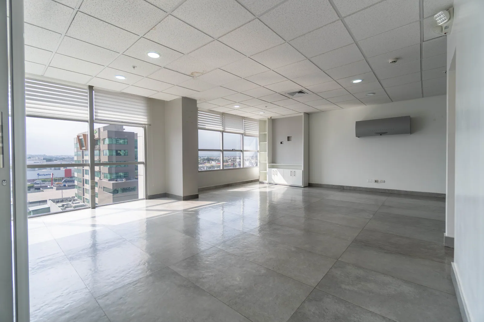 Oficina en alquiler Sky Building, dos estacionamientos, Norte de Guayaquil – Foto 1