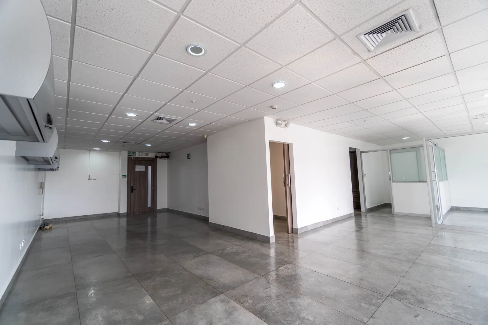 Oficina en alquiler Sky Building, dos estacionamientos, Norte de Guayaquil – Foto 3