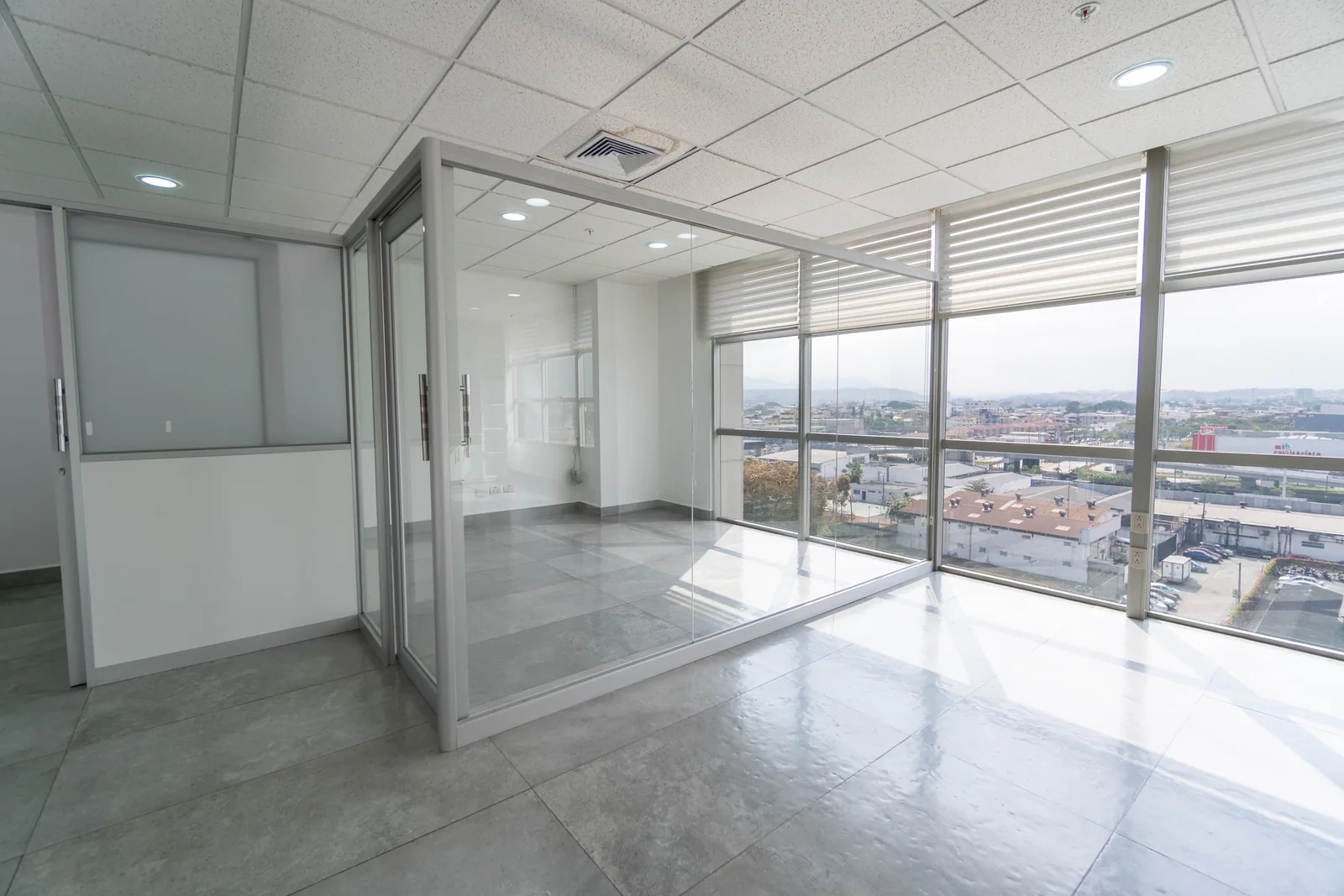 Oficina en alquiler Sky Building, dos estacionamientos, Norte de Guayaquil – Foto 5