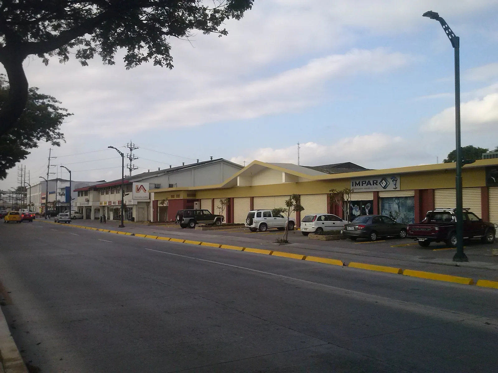 Local comercial en venta Av. de las Américas frente al Estadio Modelo Alberto Spencer – Foto 1