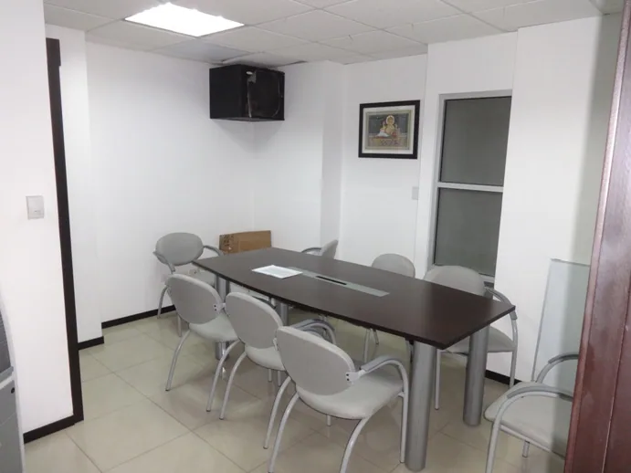 Vendo oficina de 83m2 amoblada en el Trade Building – Foto 3