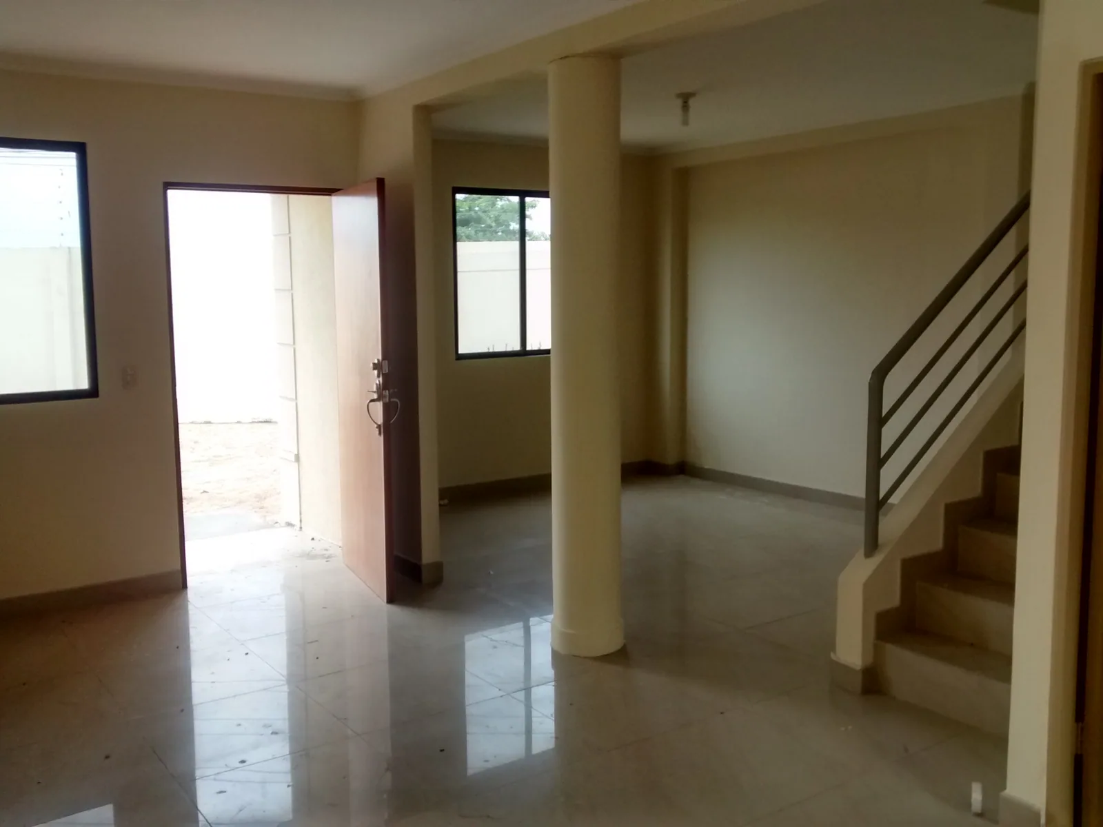 Casa esquinera en alquiler Urb. Milan – Foto 1