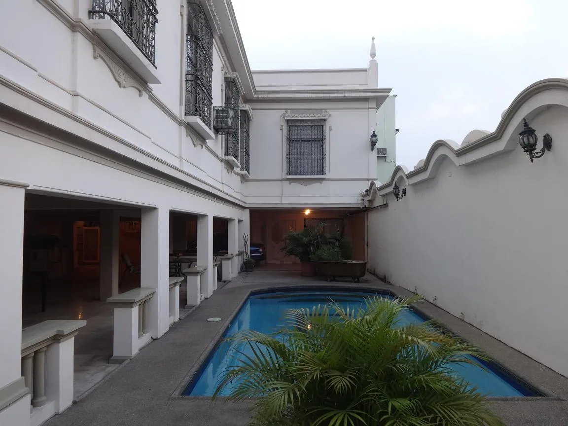 Venta de imponente casa de lujo esquinera en el sur de la ciudad  – Foto 1