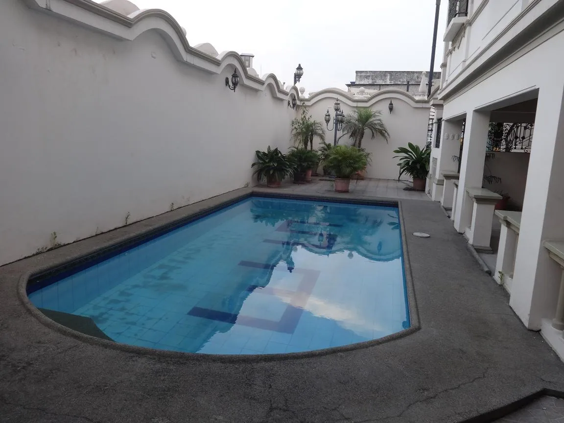 Venta de imponente casa de lujo esquinera en el sur de la ciudad  – Foto 2