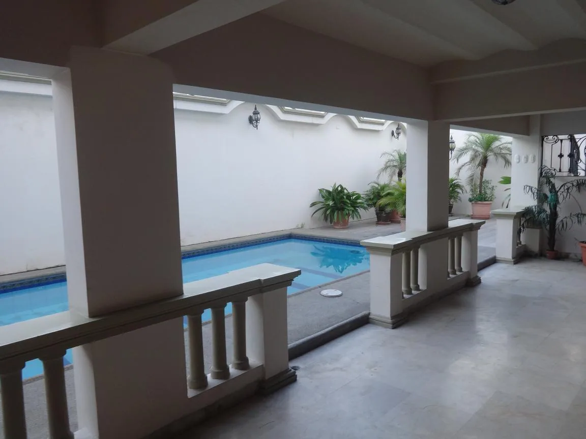 Venta de imponente casa de lujo esquinera en el sur de la ciudad  – Foto 3
