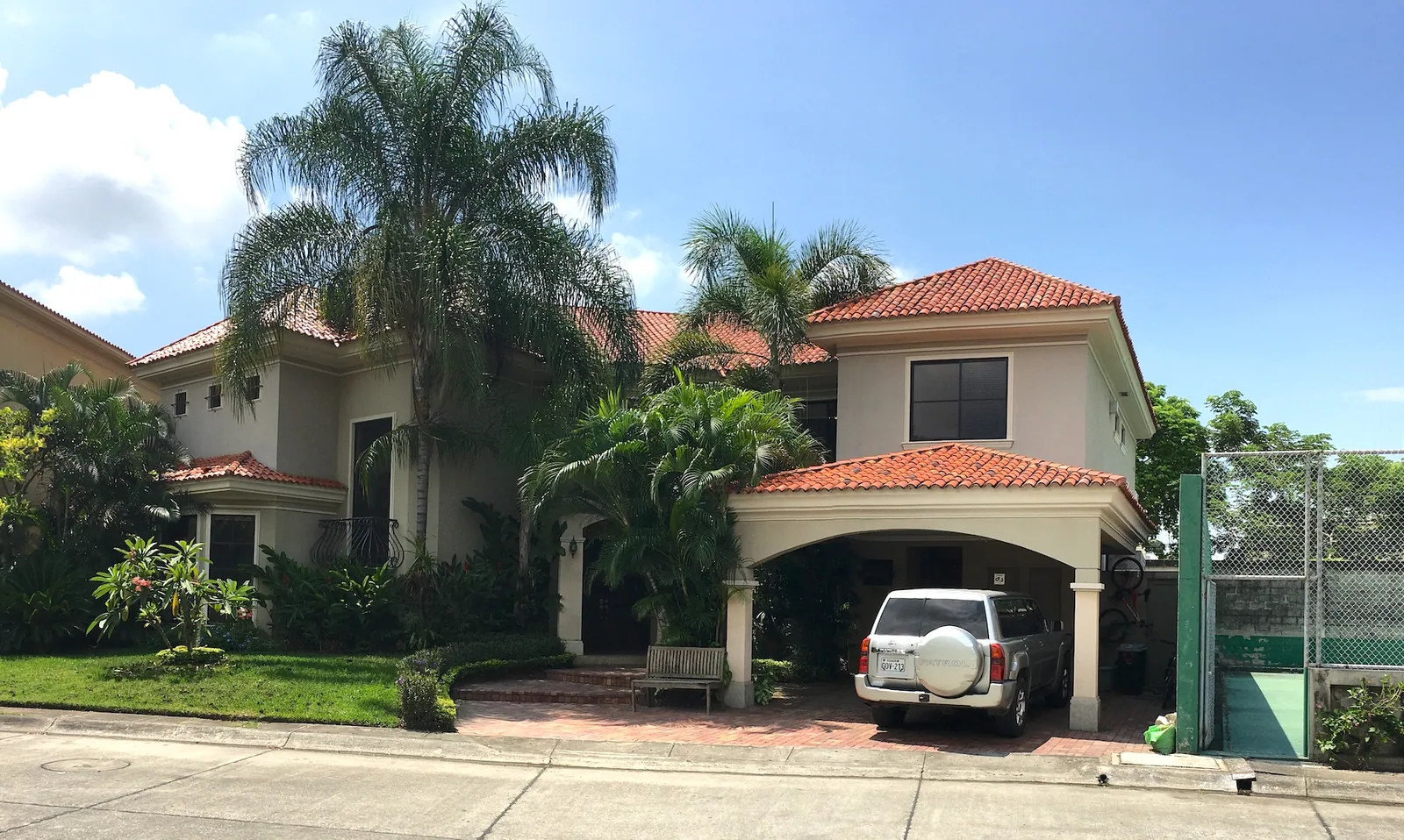 Casa de venta en el Km 5.5 vía Samborondón. Exclusiva Urbanización – Foto 1