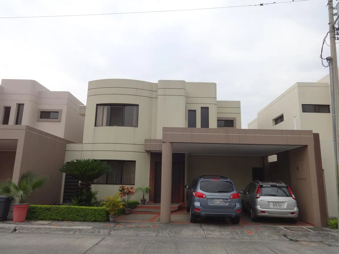 Vendo Casa en Samborondon, Km 2 1/2 atras de la UEES – Foto 1