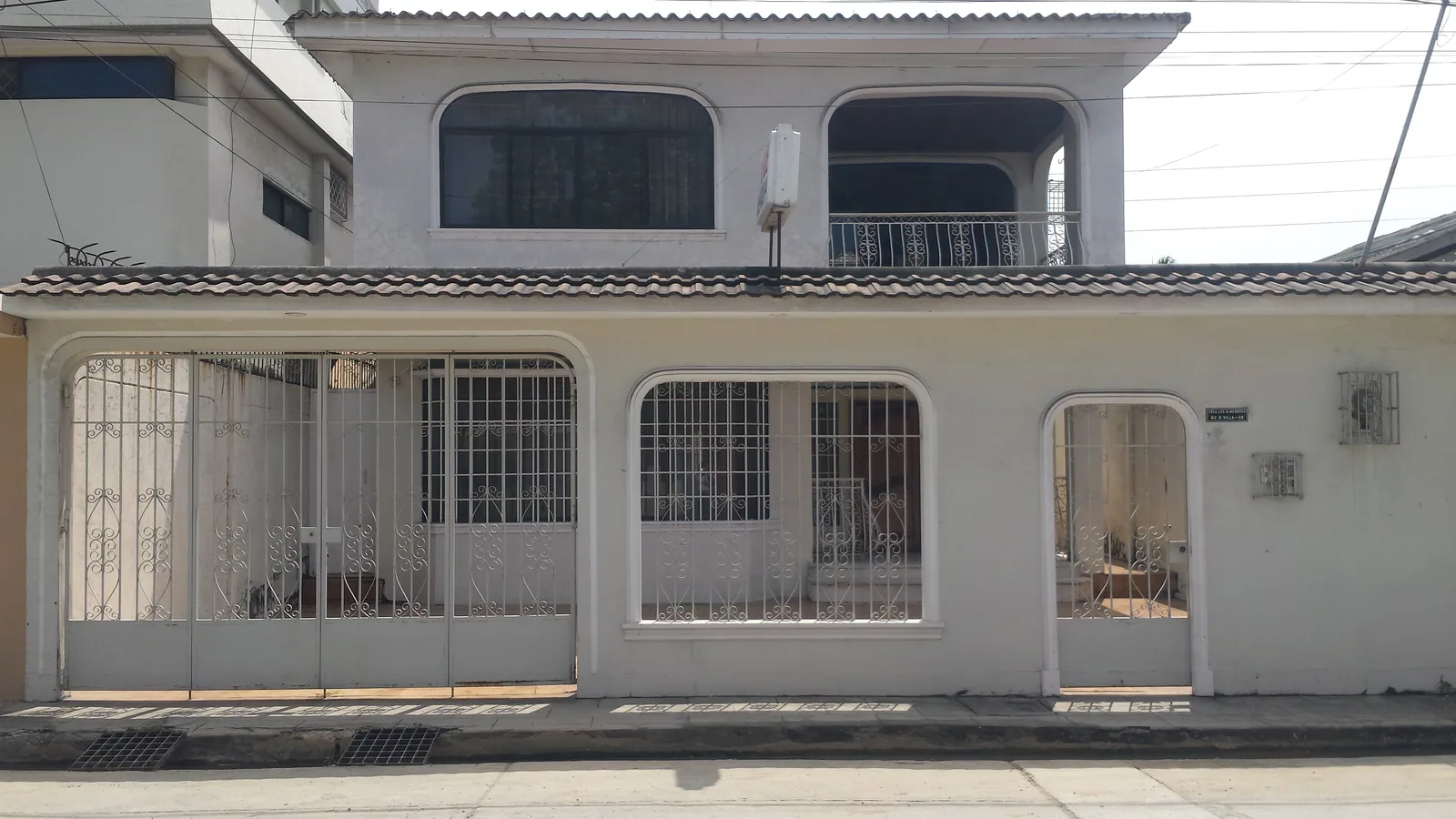 VENDO CASA EN LOS ALMENDROS DE DOS PLANTAS – Foto 1