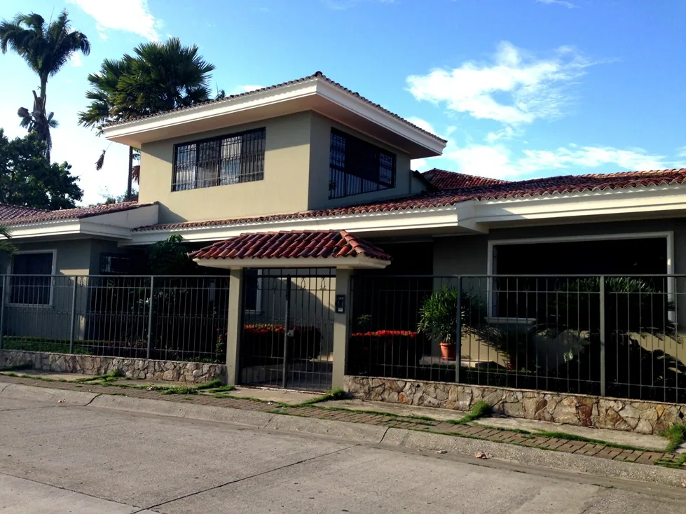 Casa en alquiler en La Puntilla, Samborondón. 100% remodelada. – Foto 1