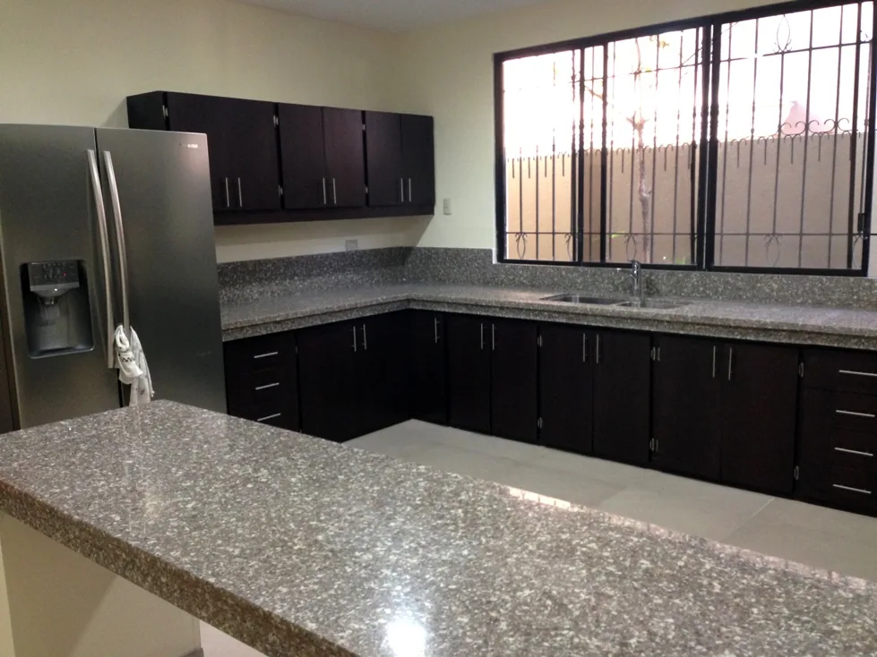 Casa en alquiler en La Puntilla, Samborondón. 100% remodelada. – Foto 2